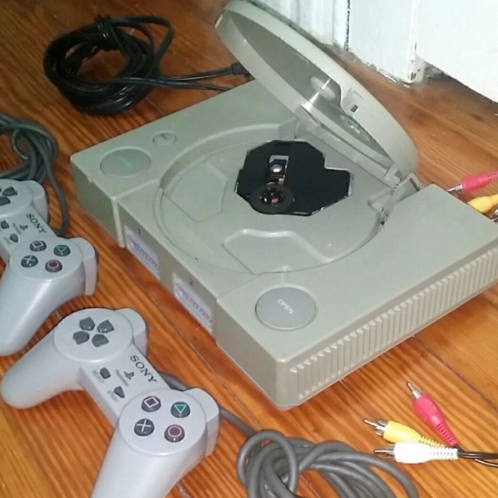 FIRM! Play Station One Original With 2 Remotes - Picture 2 of 5